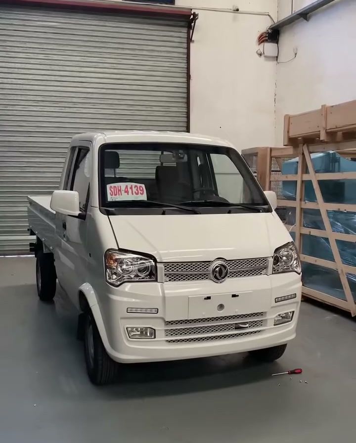 Camioneta DFSK blanca antes del ploteo