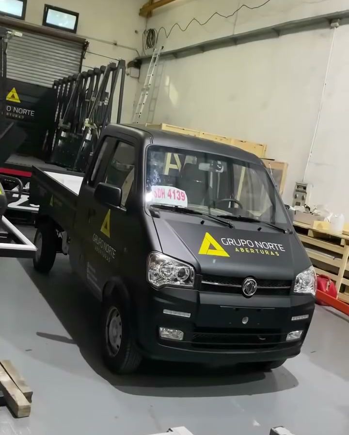 Camioneta DFSK negro mate con gráfica después del ploteo