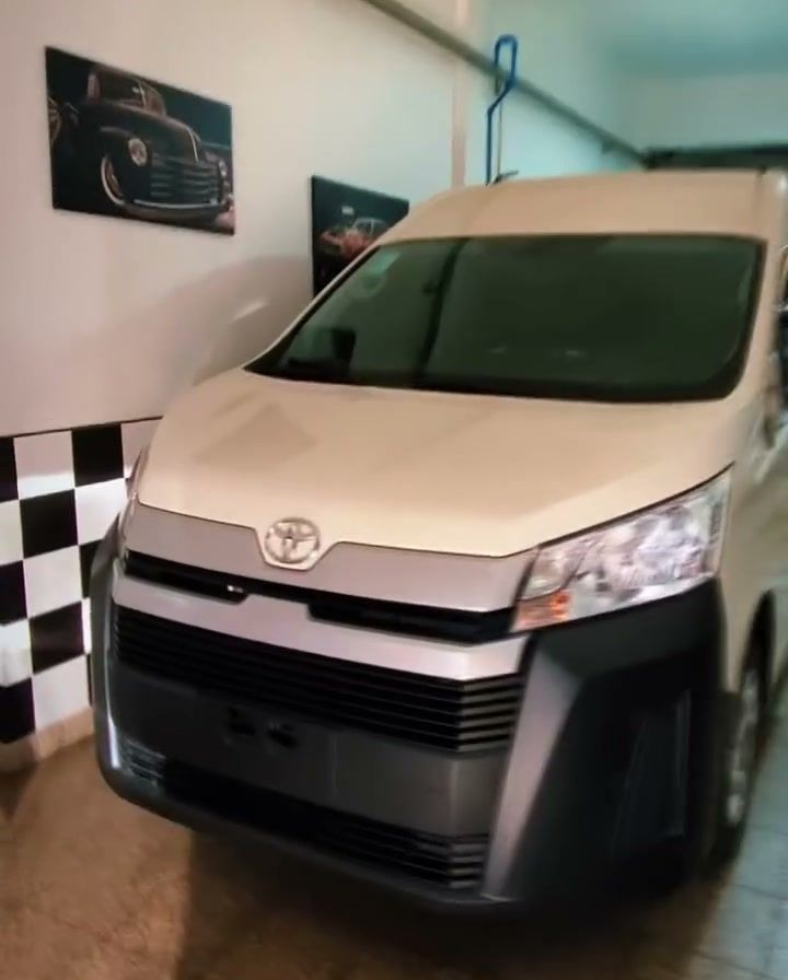 Toyota Hiace blanca antes del ploteo