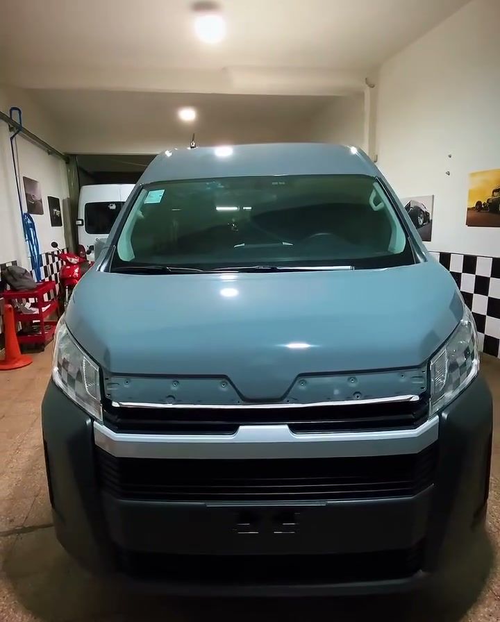 Toyota Hiace gris Nardo después del ploteo