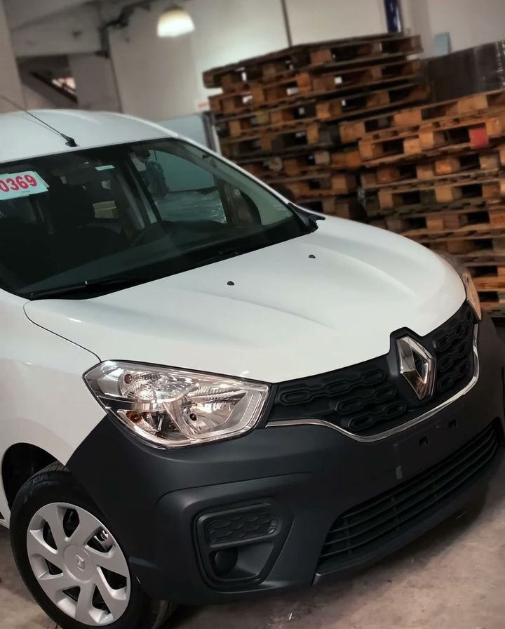 Renault Kangoo blanca antes del ploteo