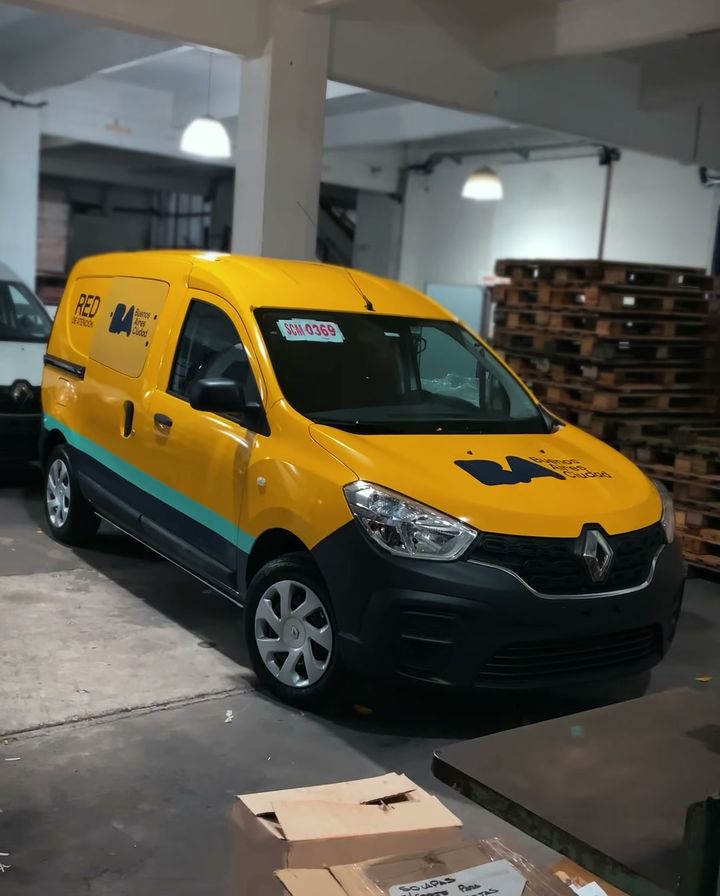 Renault Kangoo amarilla con gráfica después del ploteo