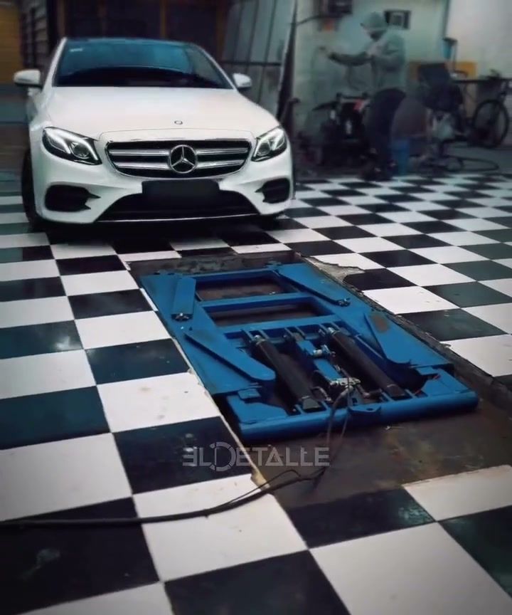 Mercedes Benz E400 blanco antes del ploteo