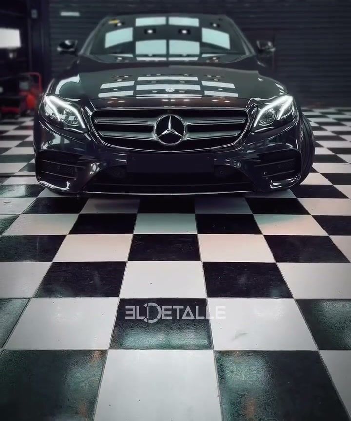 Mercedes Benz E400 negro después del ploteo