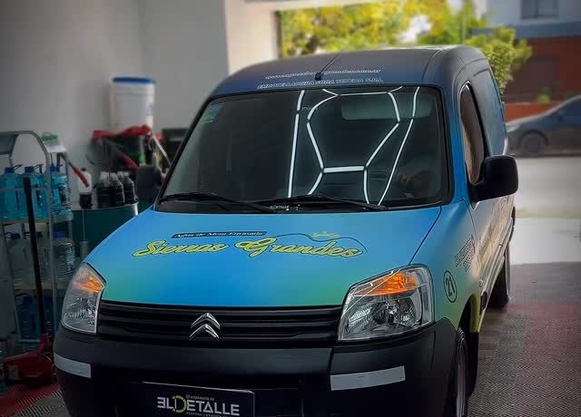 Kangoo con diseño de identidad corporativa
