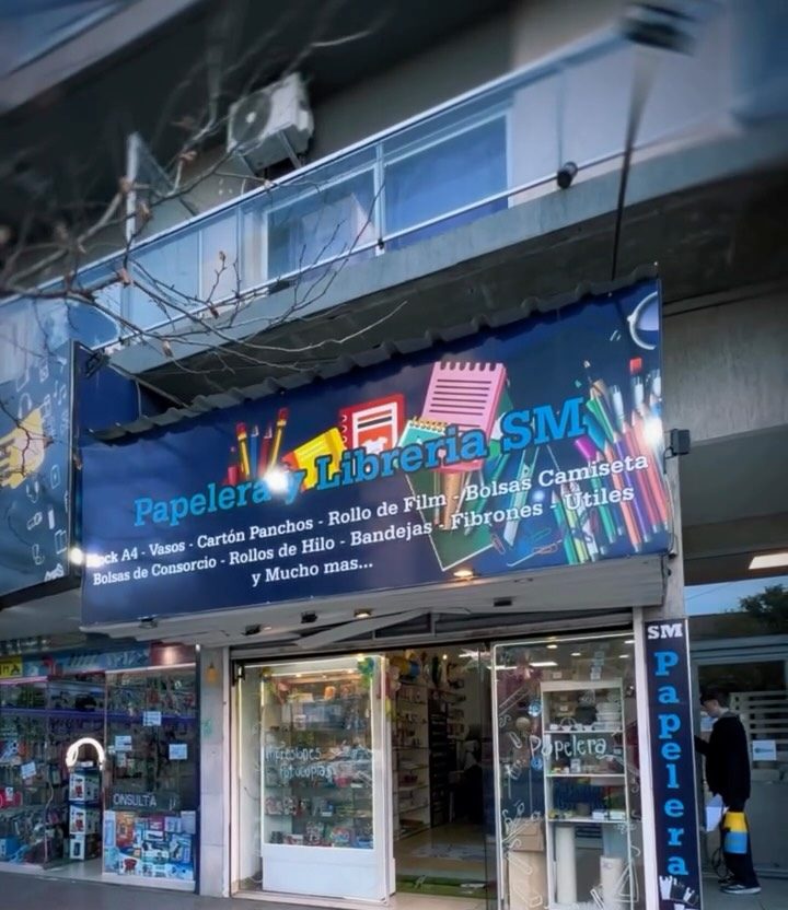 Frente de librería con vinilo laminado sobre piso