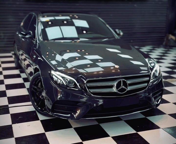 Mercedes Benz E400 con ploteo completo