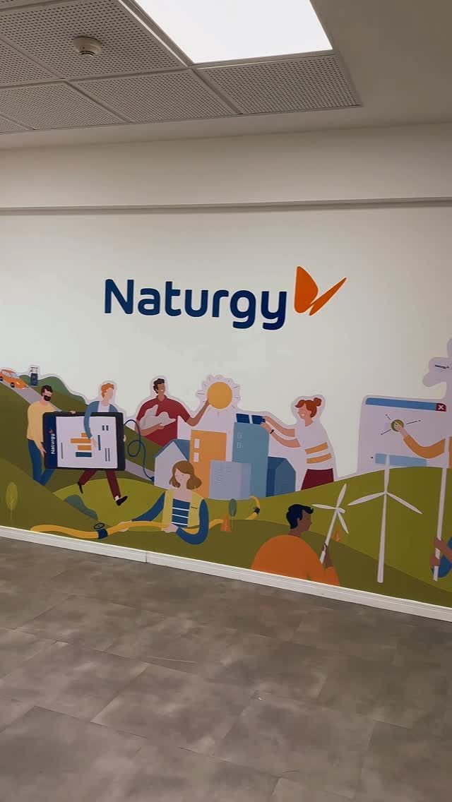 Pared de oficina de Naturgy con vinilo ilustrado