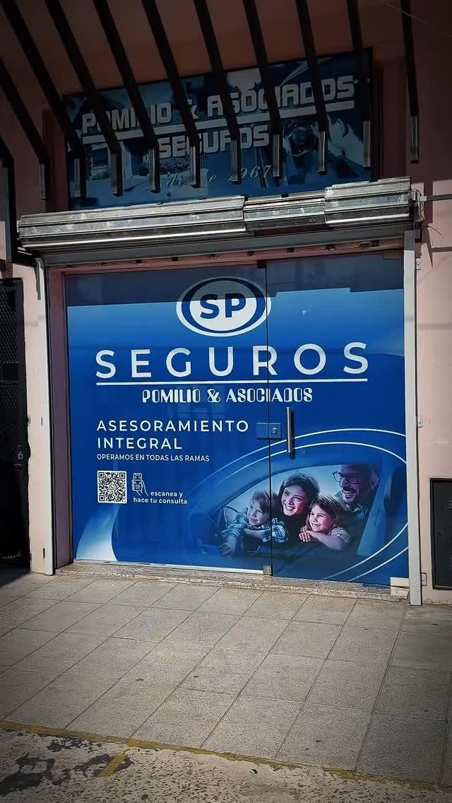 Frente de local de Pomilio Seguros con vinilo